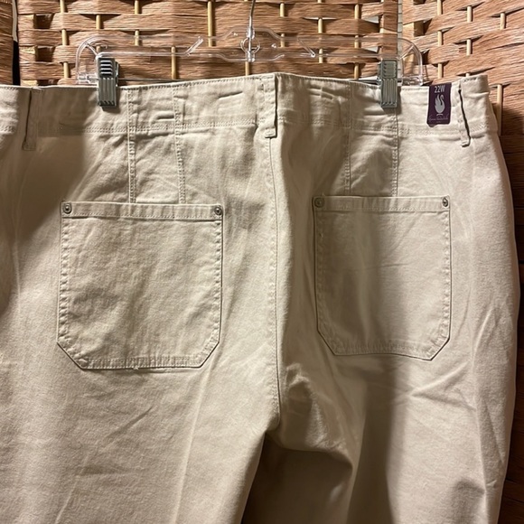 Gloria Vanderbilt Pull On Capris Beige 22W NWT - Picture 4 of 10